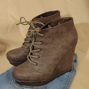 Seychelles Size 8 Grey Quilted Wedges